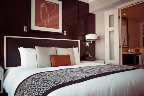 uyku-oncesi-rituel-laptop-kitap-okuma-aliskanlik-digitaltalks